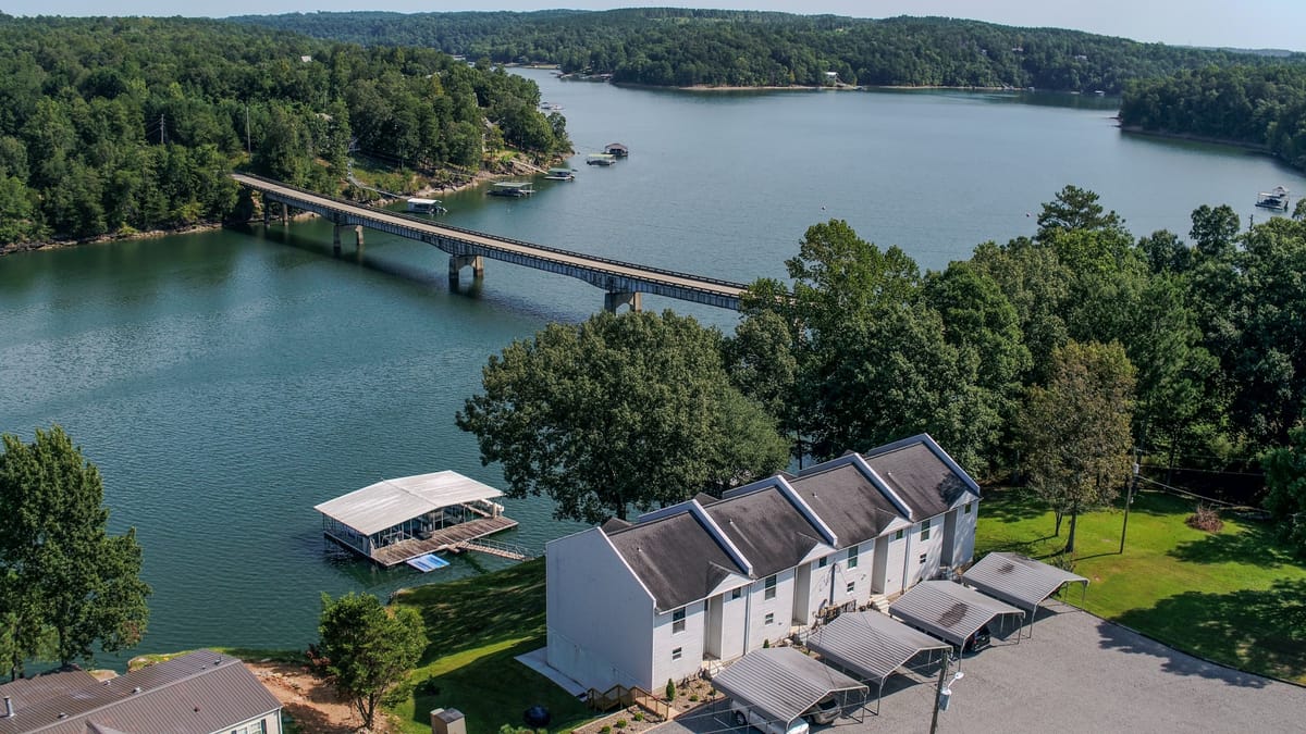 Baileys on the Rocks – Smith Lake vacation rental photo