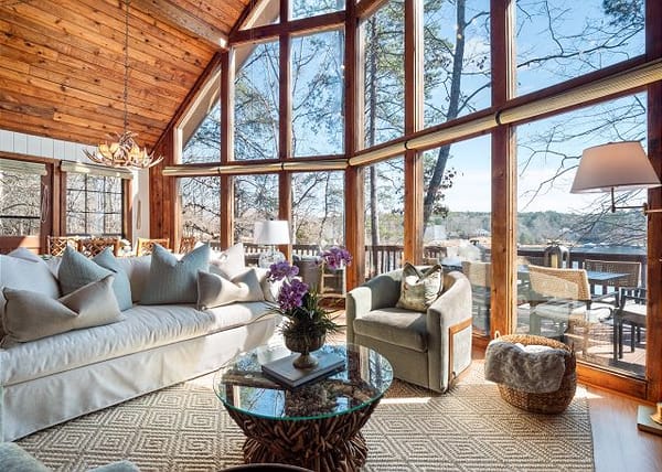 Chalet on Smith Lake - perfect lakeside retreat!