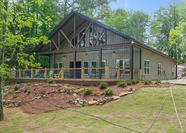 Lewis Lodge - perfect lakeside getaway on Smith Lake!