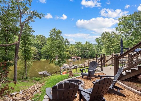 Day Dreamer- Perfect getaway on beautiful Smith Lake!